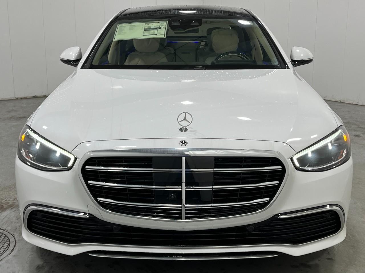 Mercedes-Benz S-Class Vehicle Full-screen Gallery Image 7