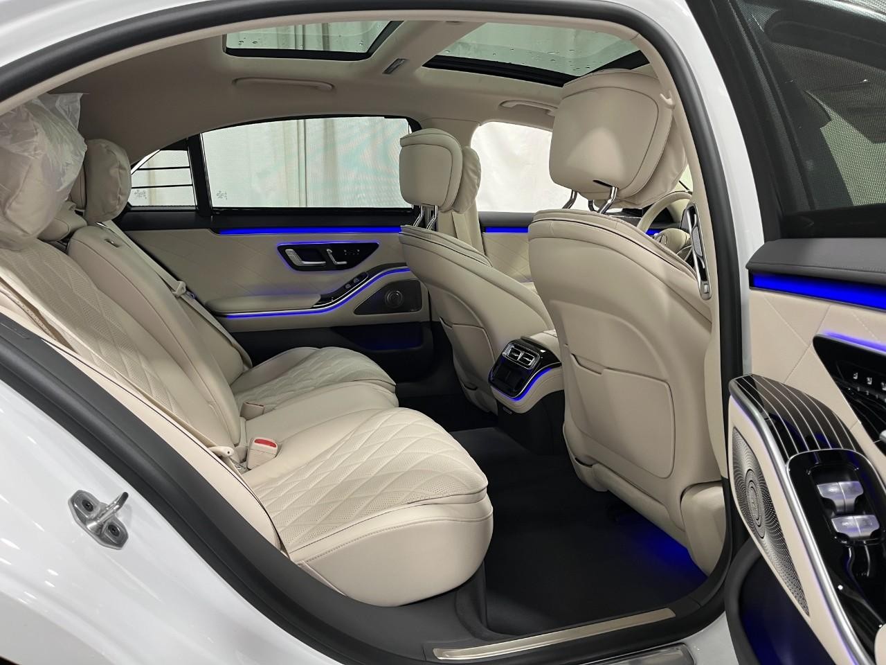 Mercedes-Benz S-Class Vehicle Full-screen Gallery Image 13