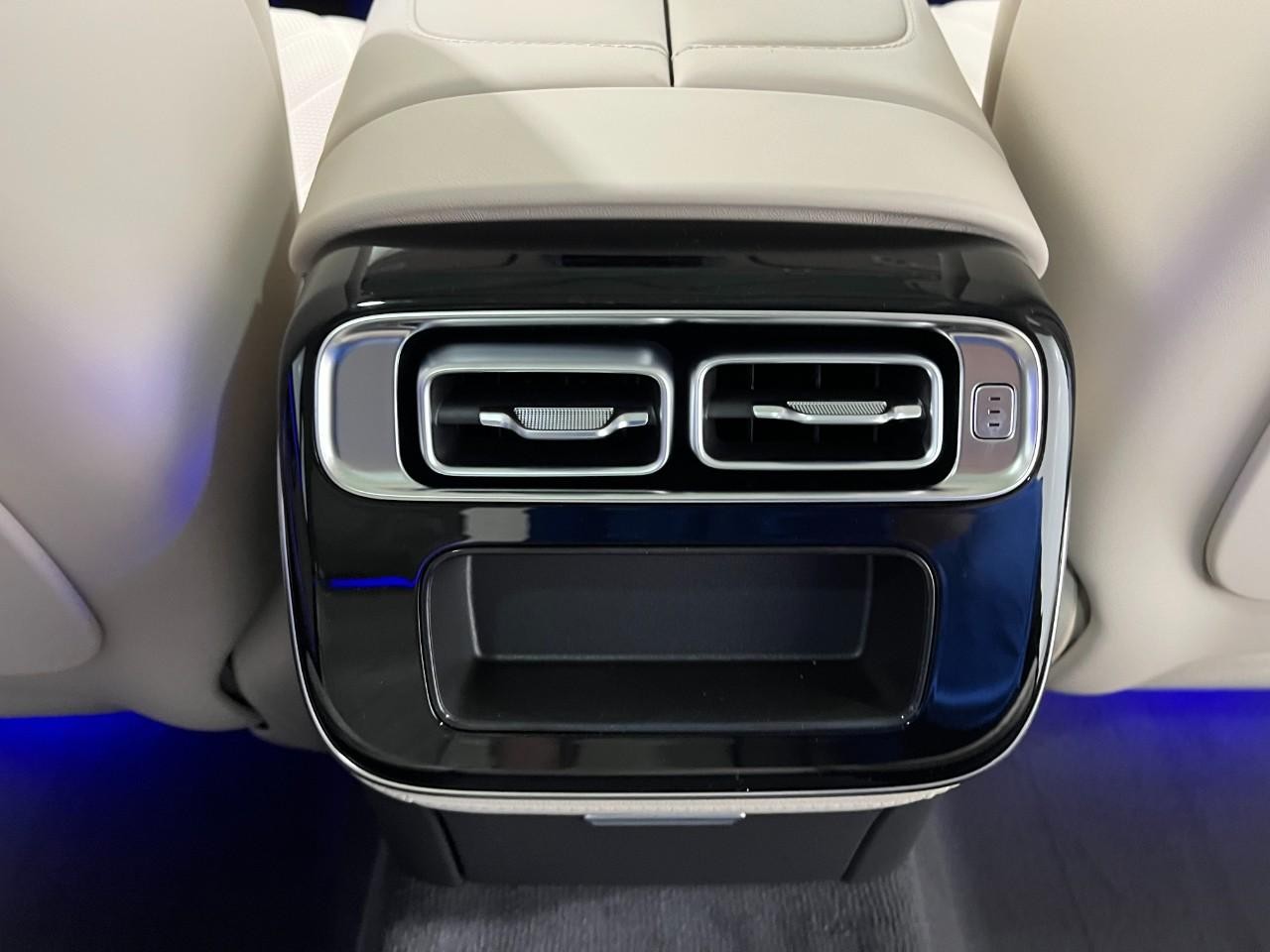 Mercedes-Benz S-Class Vehicle Full-screen Gallery Image 18