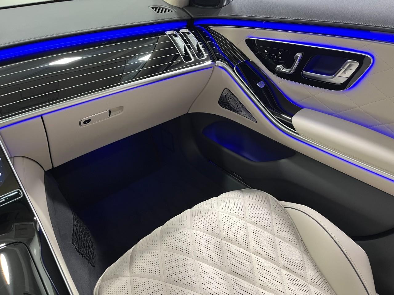 Mercedes-Benz S-Class Vehicle Full-screen Gallery Image 19