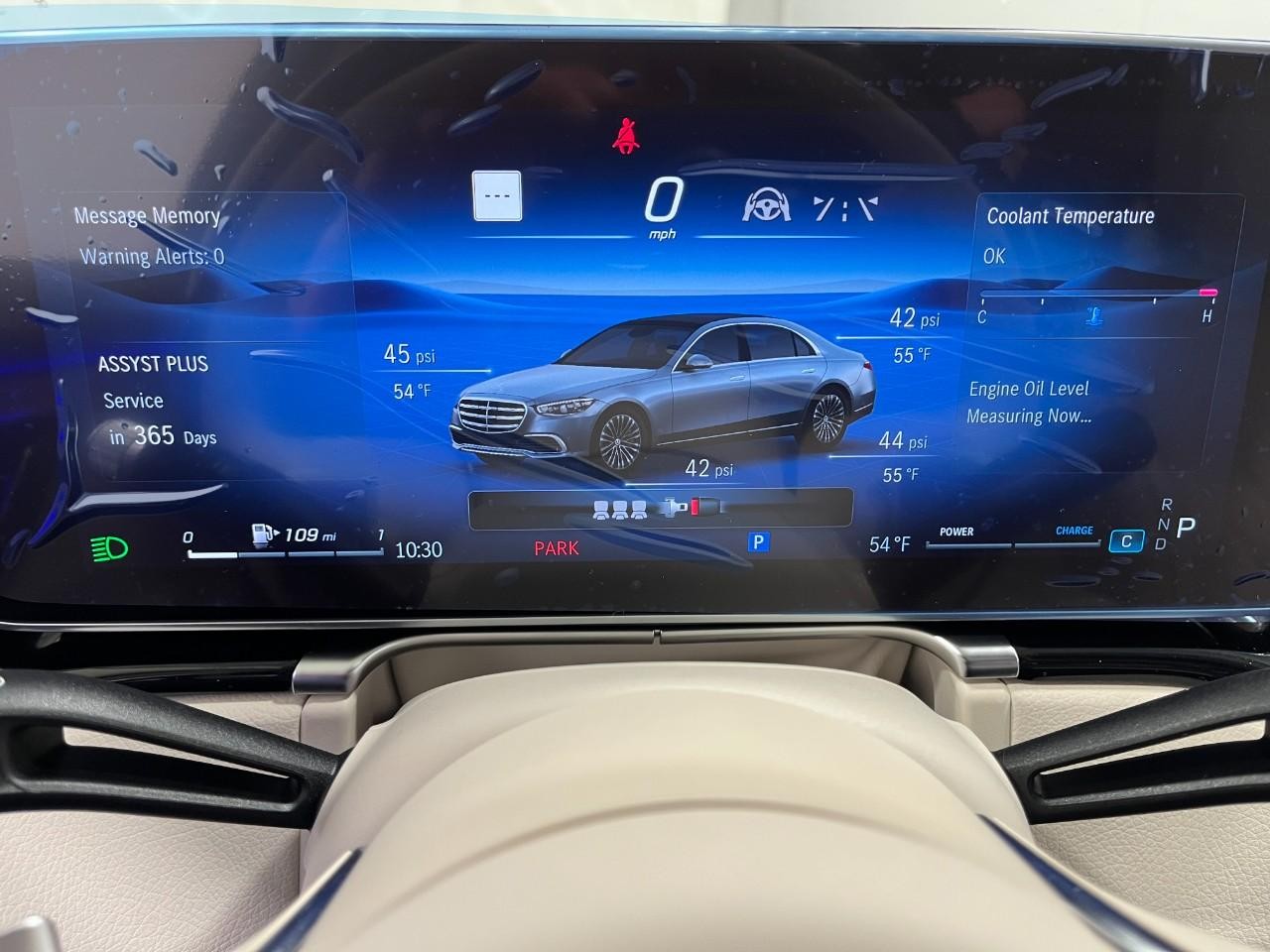 Mercedes-Benz S-Class Vehicle Full-screen Gallery Image 24