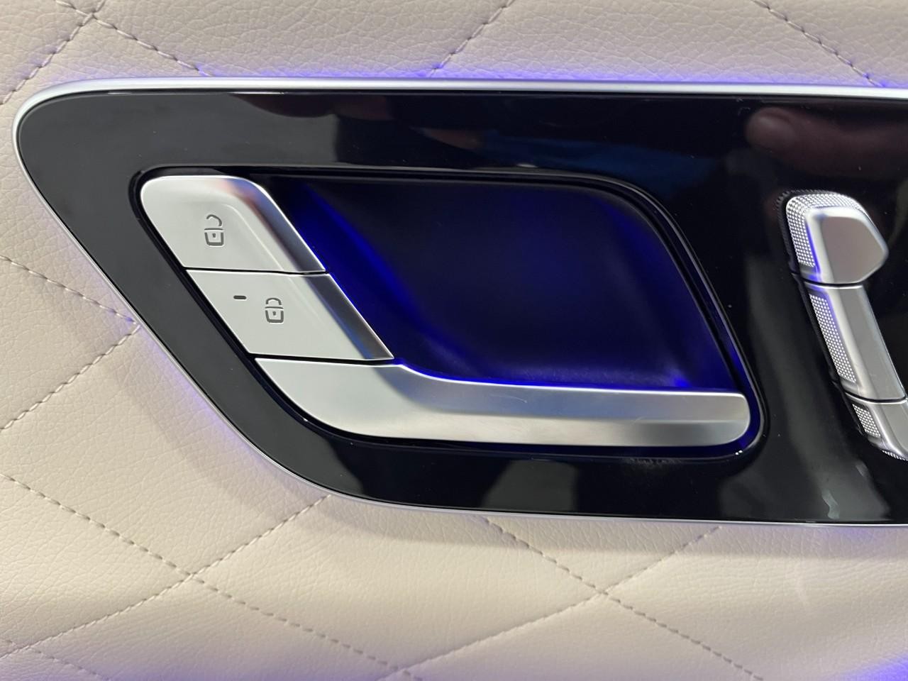 Mercedes-Benz S-Class Vehicle Full-screen Gallery Image 30