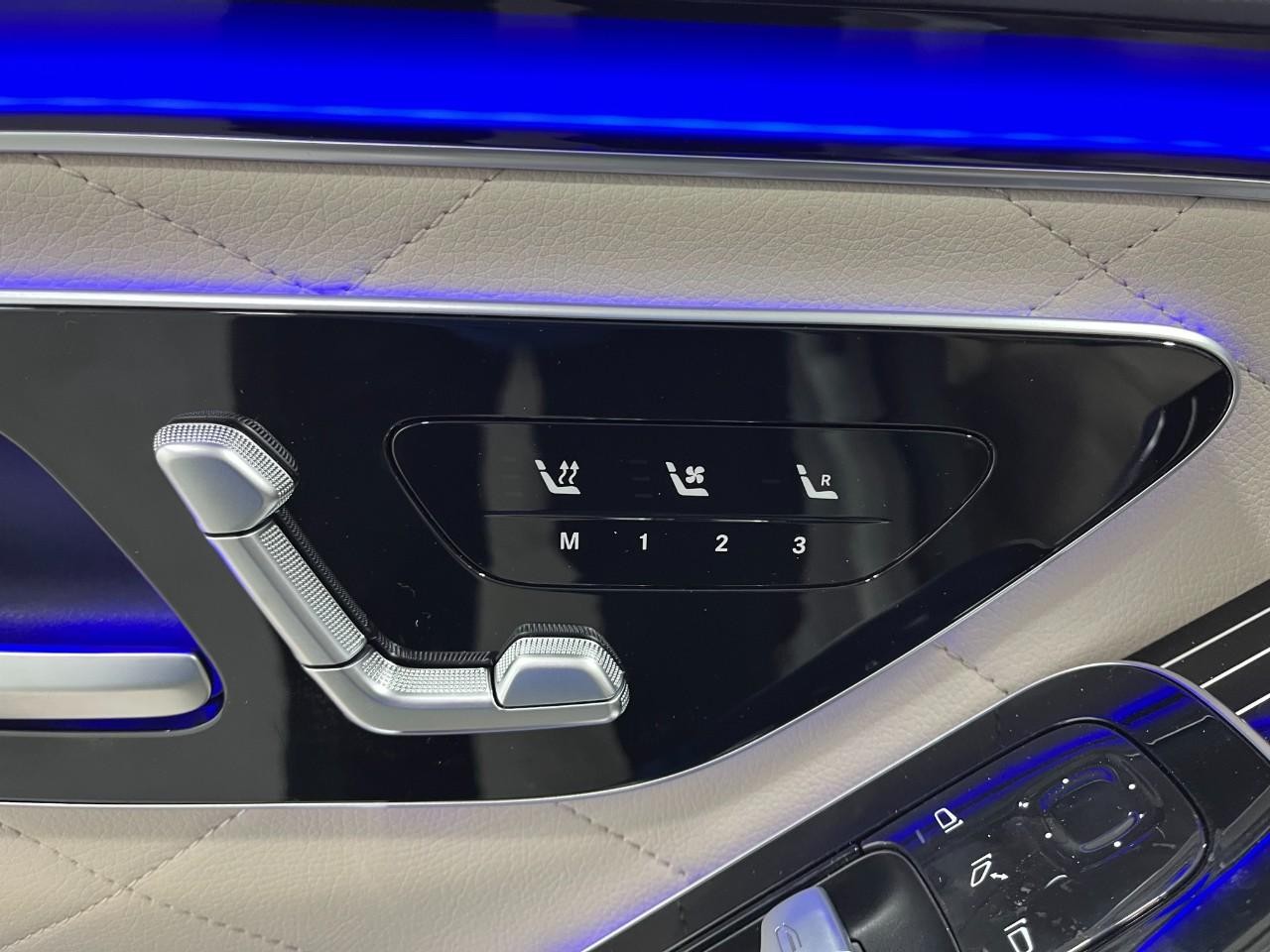 Mercedes-Benz S-Class Vehicle Full-screen Gallery Image 31