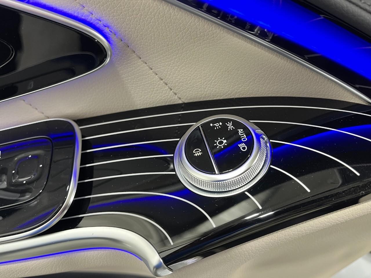 Mercedes-Benz S-Class Vehicle Full-screen Gallery Image 33