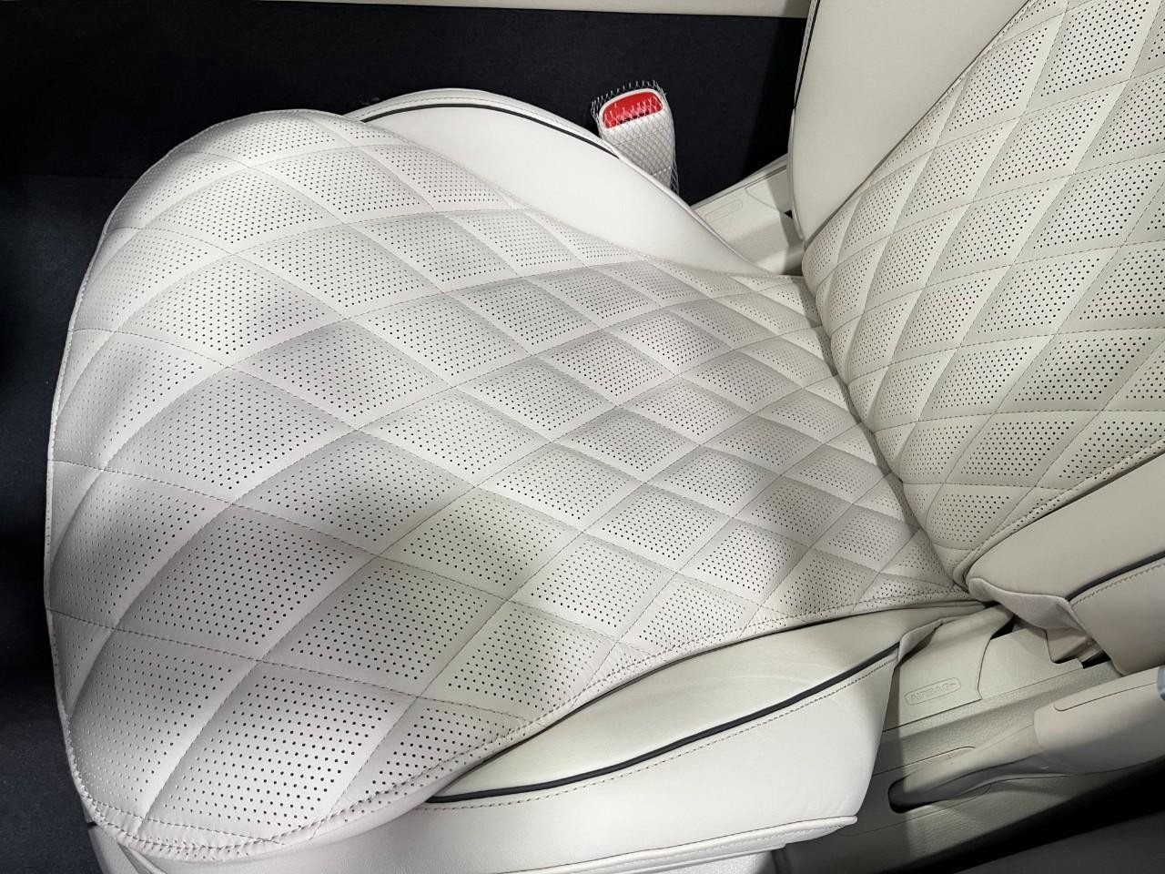 Mercedes-Benz S-Class Vehicle Full-screen Gallery Image 35