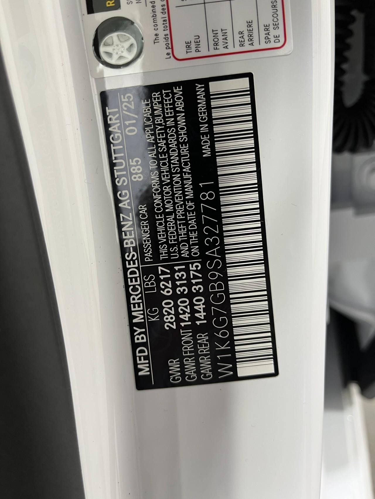 Mercedes-Benz S-Class Vehicle Full-screen Gallery Image 36