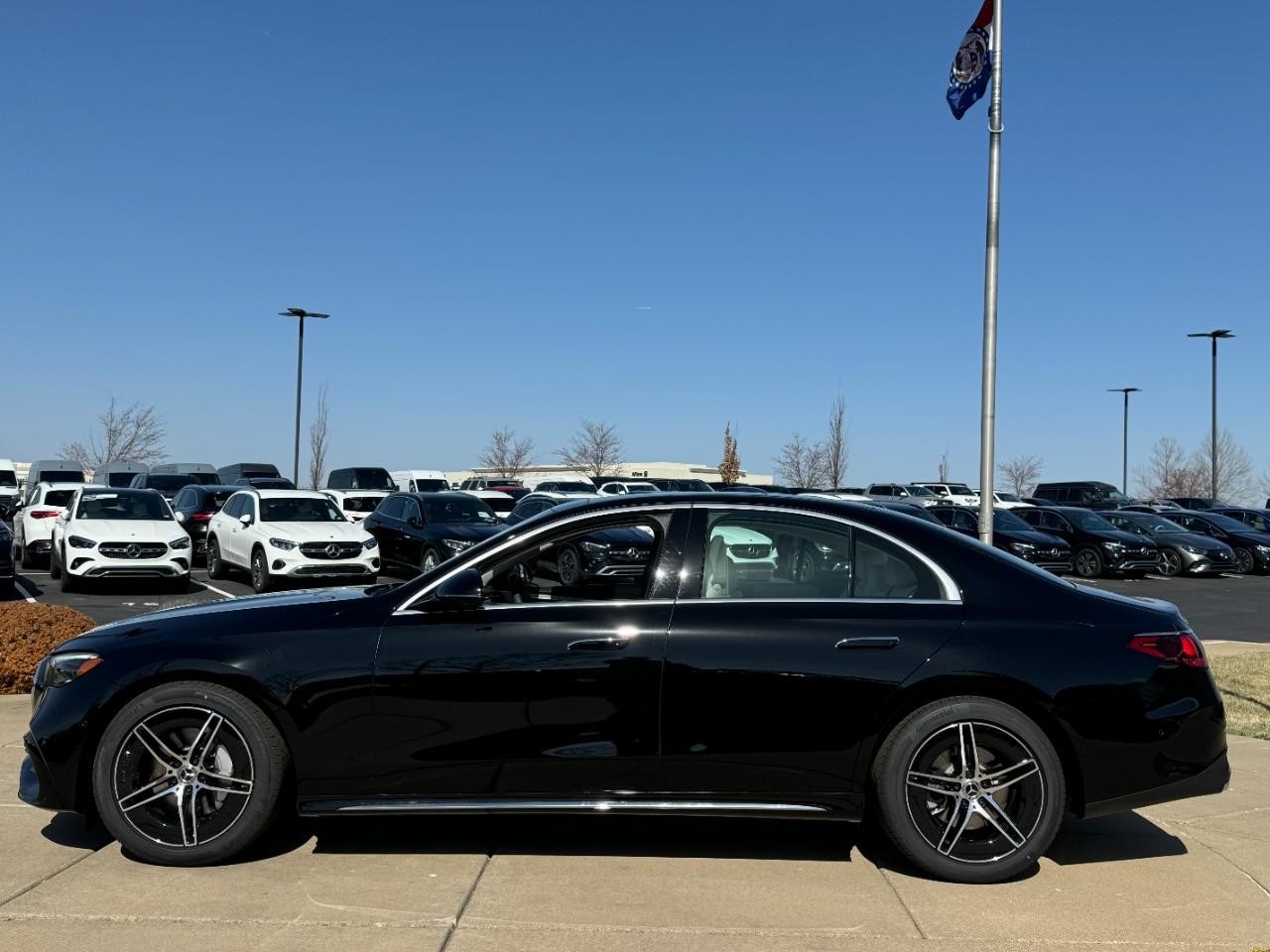 Mercedes-Benz E-Class Vehicle Full-screen Gallery Image 2