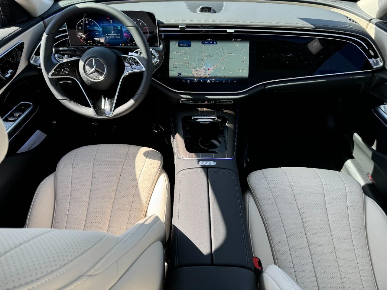 Mercedes-Benz E-Class Vehicle Full-screen Gallery Image 6