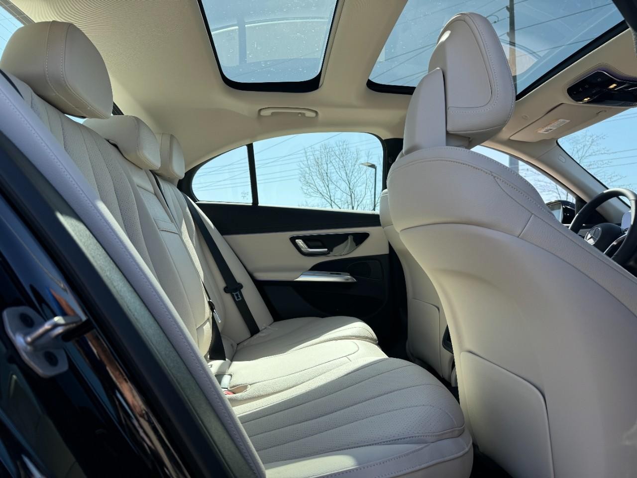 Mercedes-Benz E-Class Vehicle Full-screen Gallery Image 9