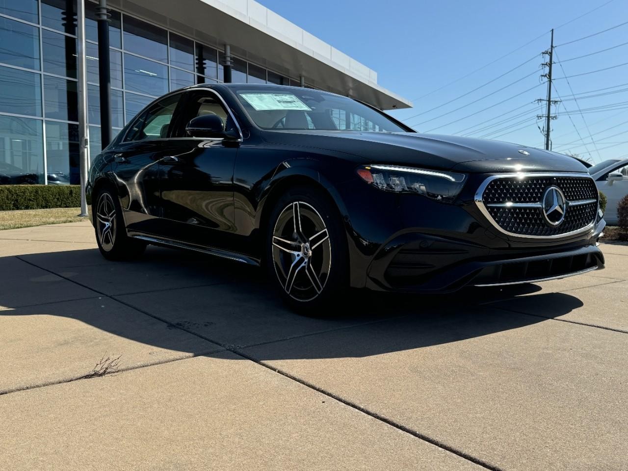 Mercedes-Benz E-Class Vehicle Full-screen Gallery Image 11