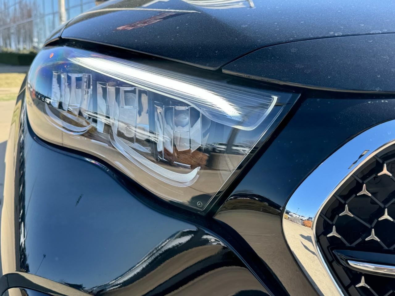 Mercedes-Benz E-Class Vehicle Full-screen Gallery Image 12