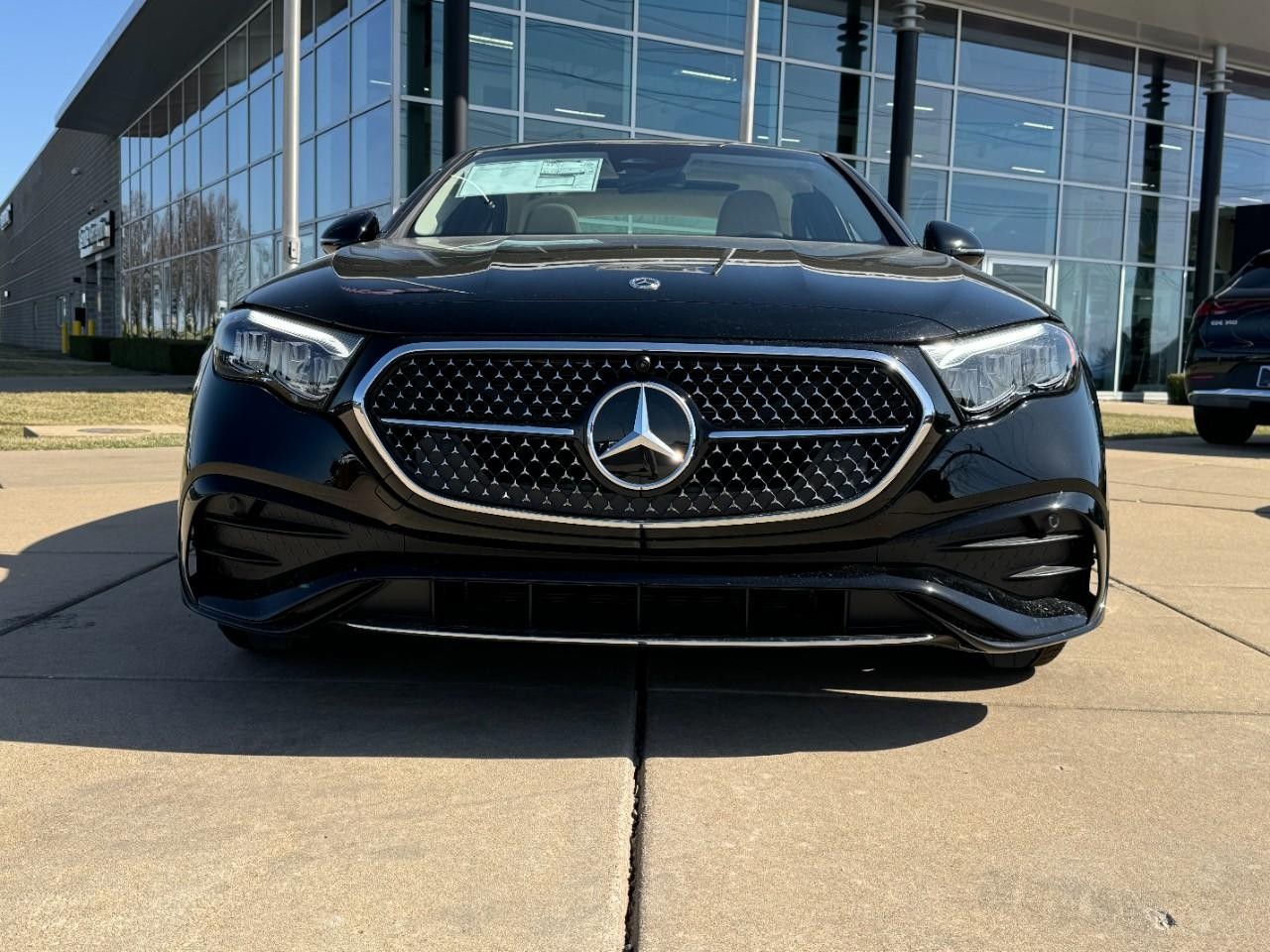 Mercedes-Benz E-Class Vehicle Full-screen Gallery Image 14