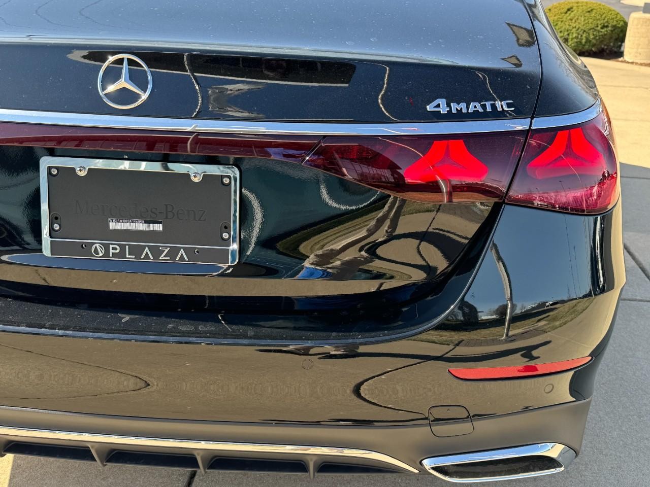 Mercedes-Benz E-Class Vehicle Full-screen Gallery Image 16