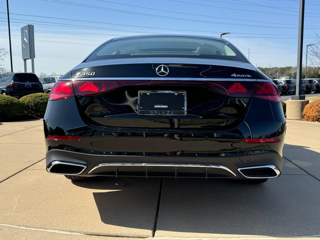 Mercedes-Benz E-Class Vehicle Full-screen Gallery Image 17