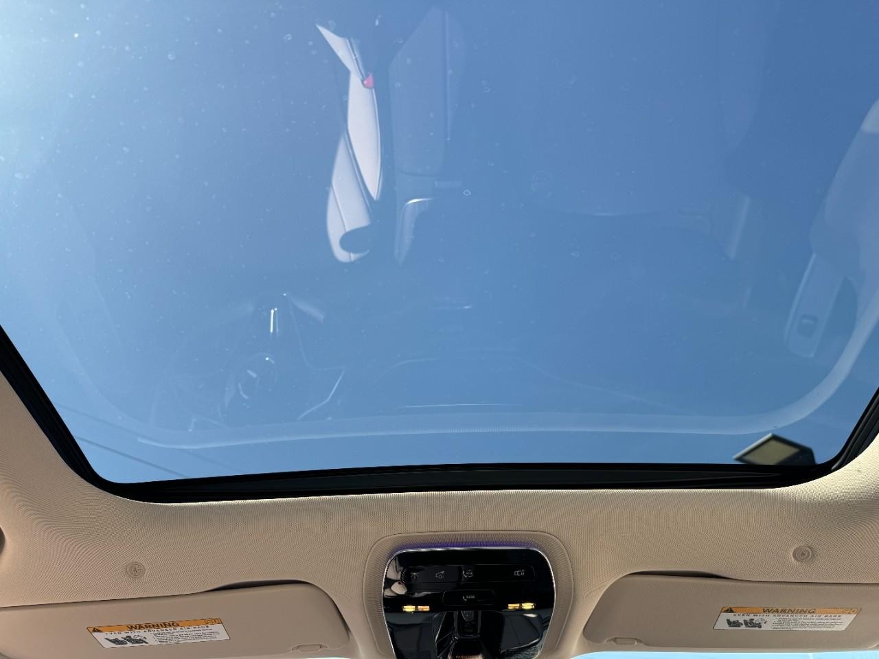 Mercedes-Benz E-Class Vehicle Full-screen Gallery Image 18