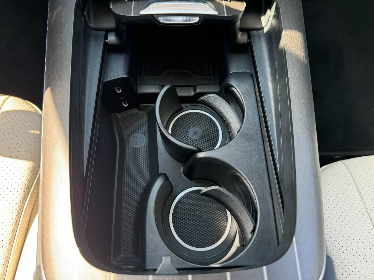 Mercedes-Benz E-Class Vehicle Full-screen Gallery Image 20