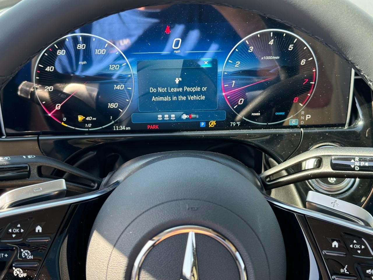 Mercedes-Benz E-Class Vehicle Full-screen Gallery Image 30