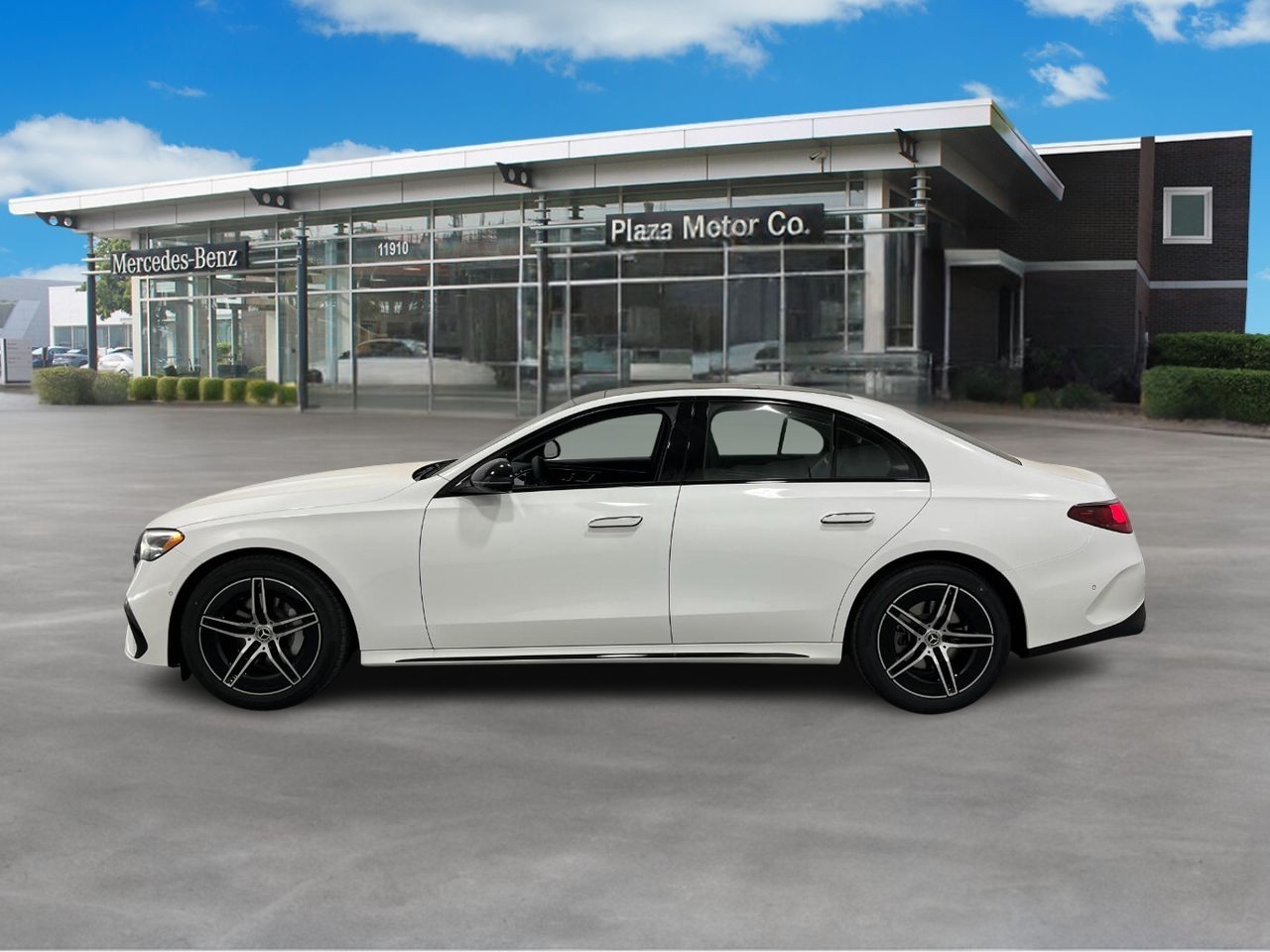 Mercedes-Benz E-Class Vehicle Full-screen Gallery Image 2