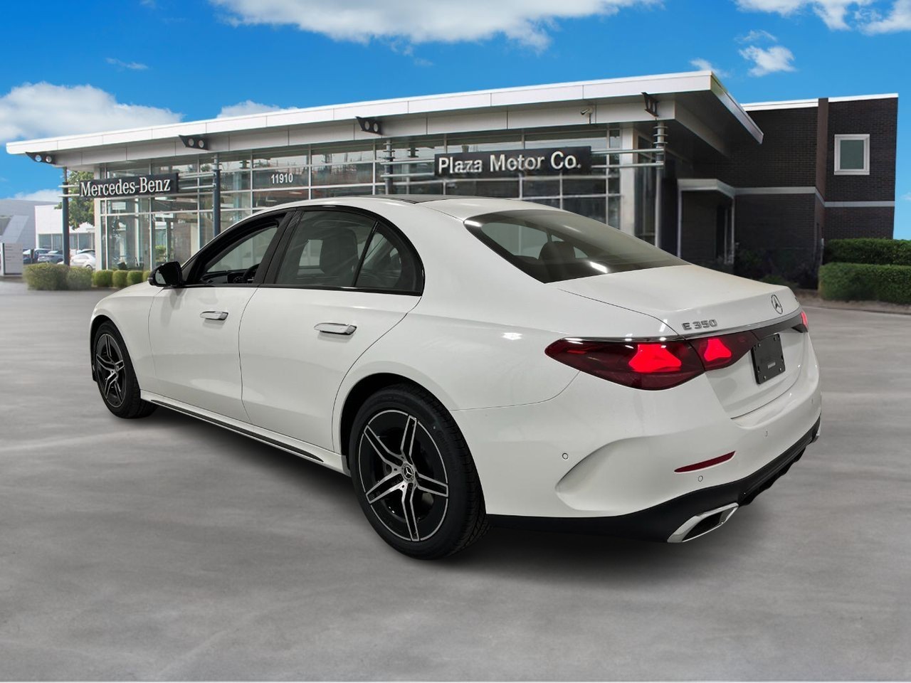 Mercedes-Benz E-Class Vehicle Full-screen Gallery Image 3