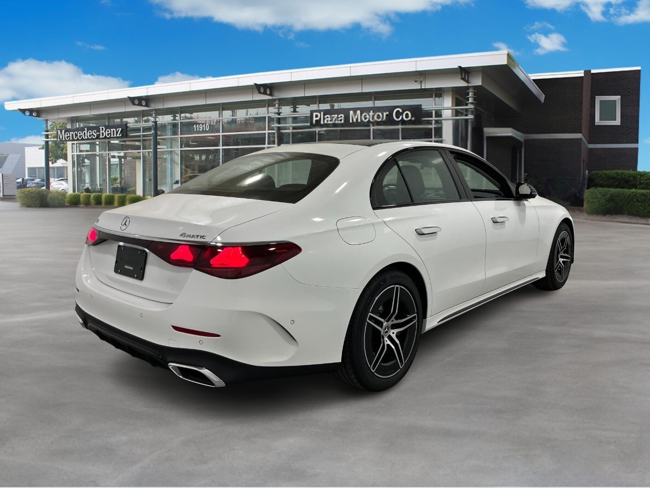 Mercedes-Benz E-Class Vehicle Full-screen Gallery Image 4