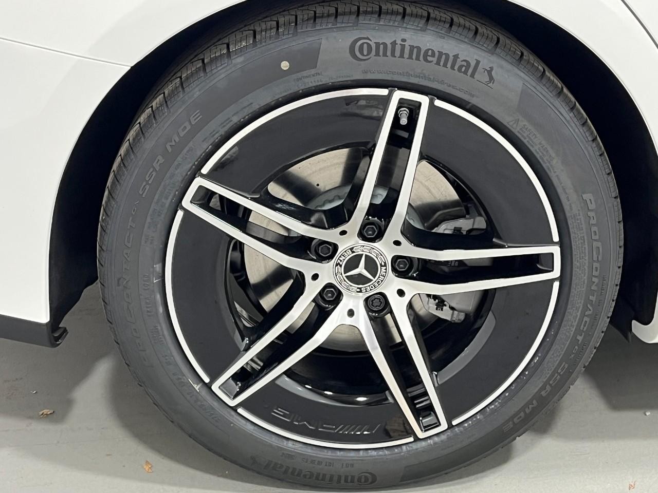 Mercedes-Benz E-Class Vehicle Full-screen Gallery Image 5