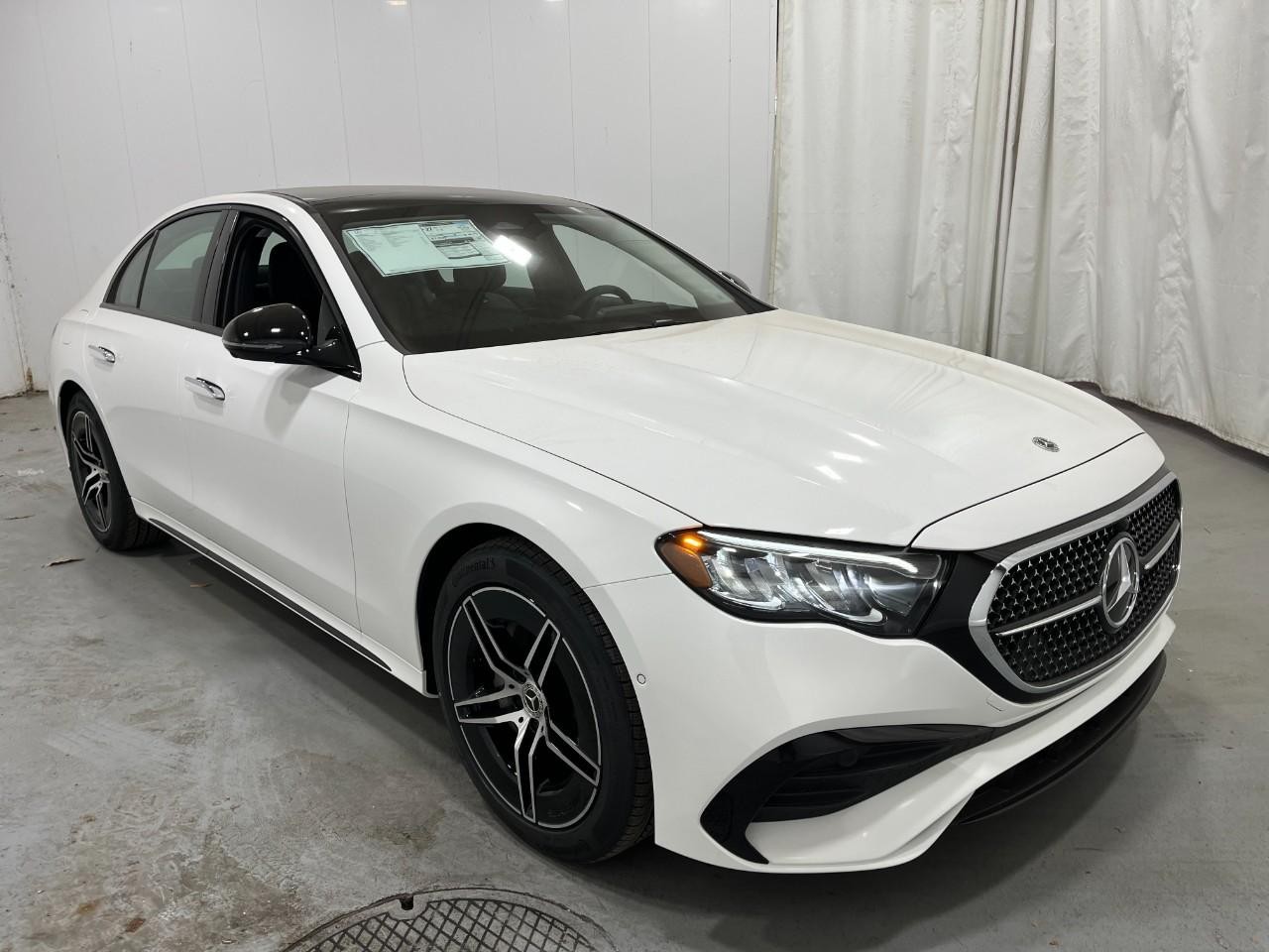 Mercedes-Benz E-Class Vehicle Full-screen Gallery Image 6