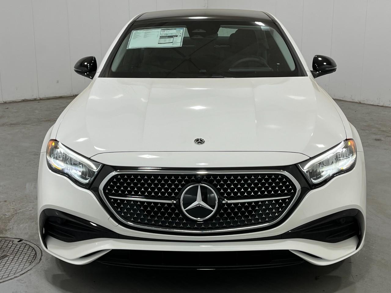 Mercedes-Benz E-Class Vehicle Full-screen Gallery Image 7