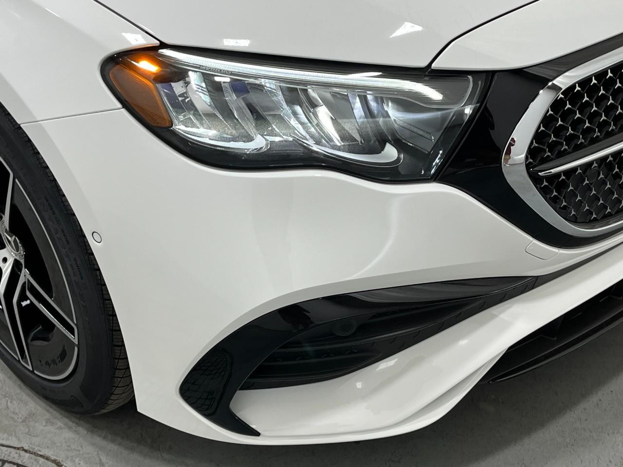 Mercedes-Benz E-Class Vehicle Full-screen Gallery Image 8