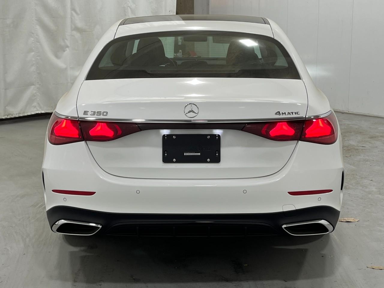 Mercedes-Benz E-Class Vehicle Full-screen Gallery Image 10