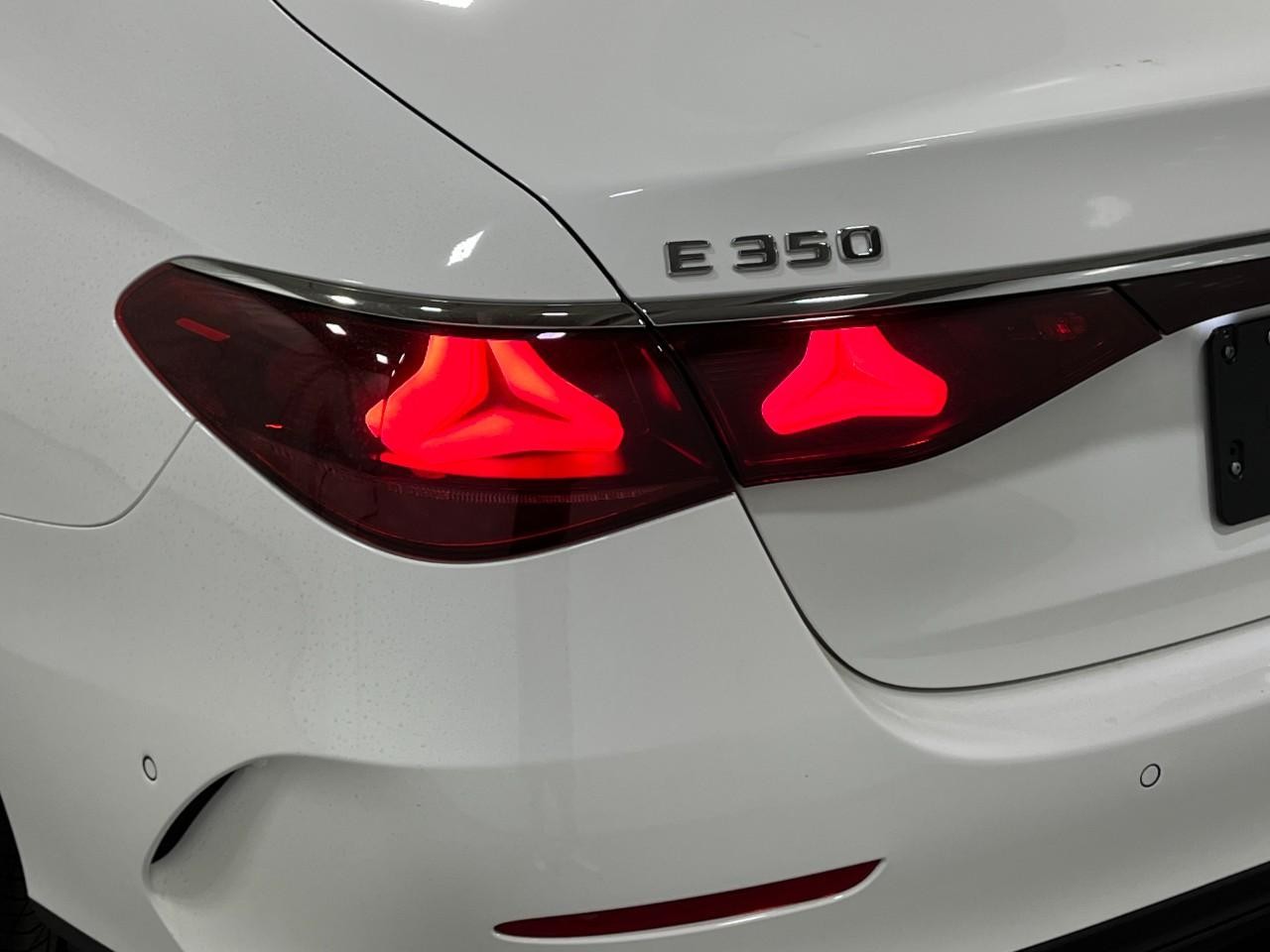 Mercedes-Benz E-Class Vehicle Full-screen Gallery Image 11