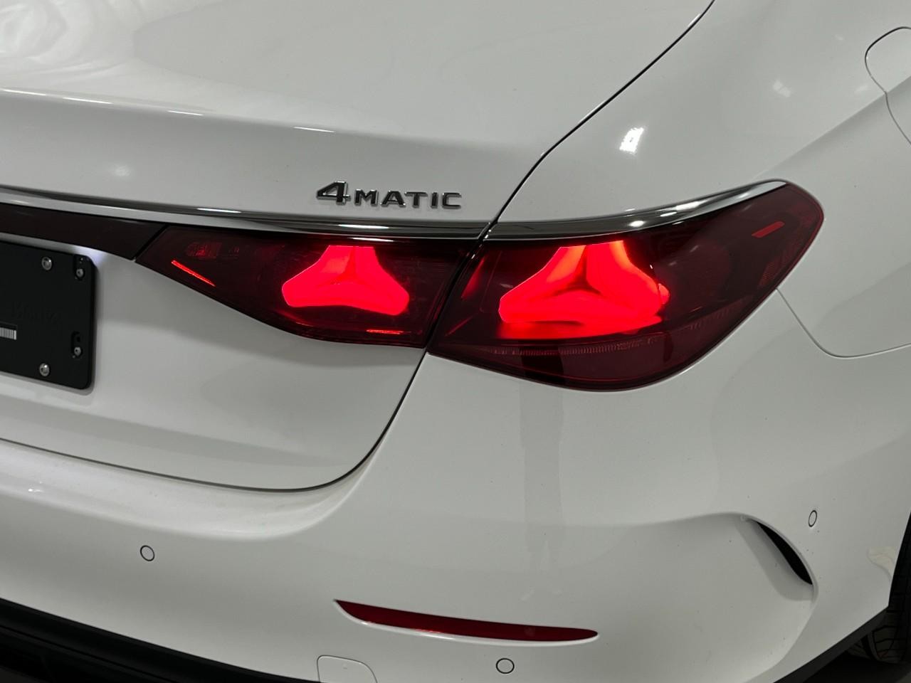 Mercedes-Benz E-Class Vehicle Full-screen Gallery Image 12