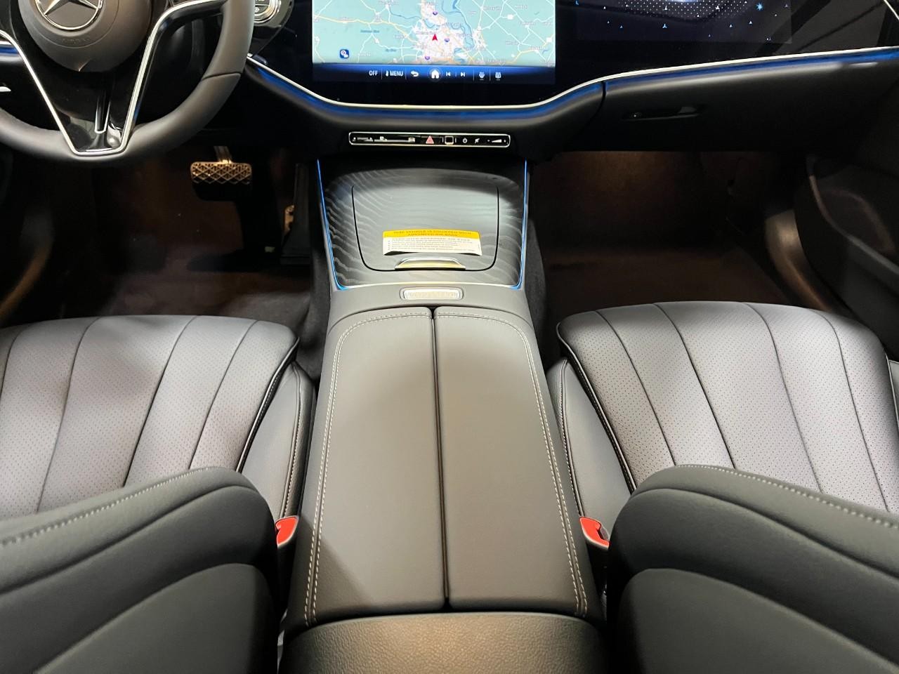 Mercedes-Benz E-Class Vehicle Full-screen Gallery Image 17