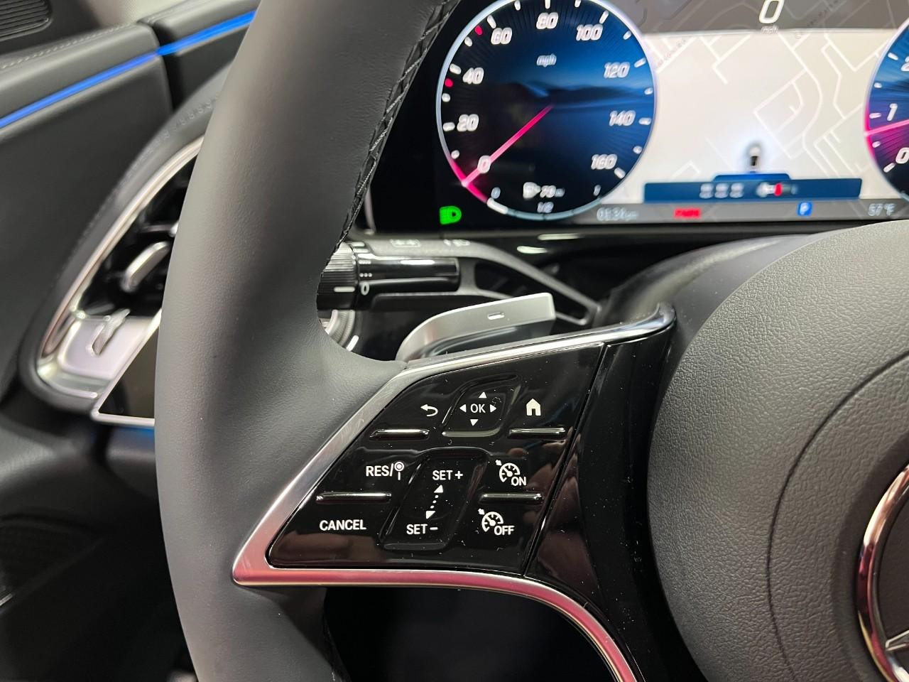 Mercedes-Benz E-Class Vehicle Full-screen Gallery Image 21