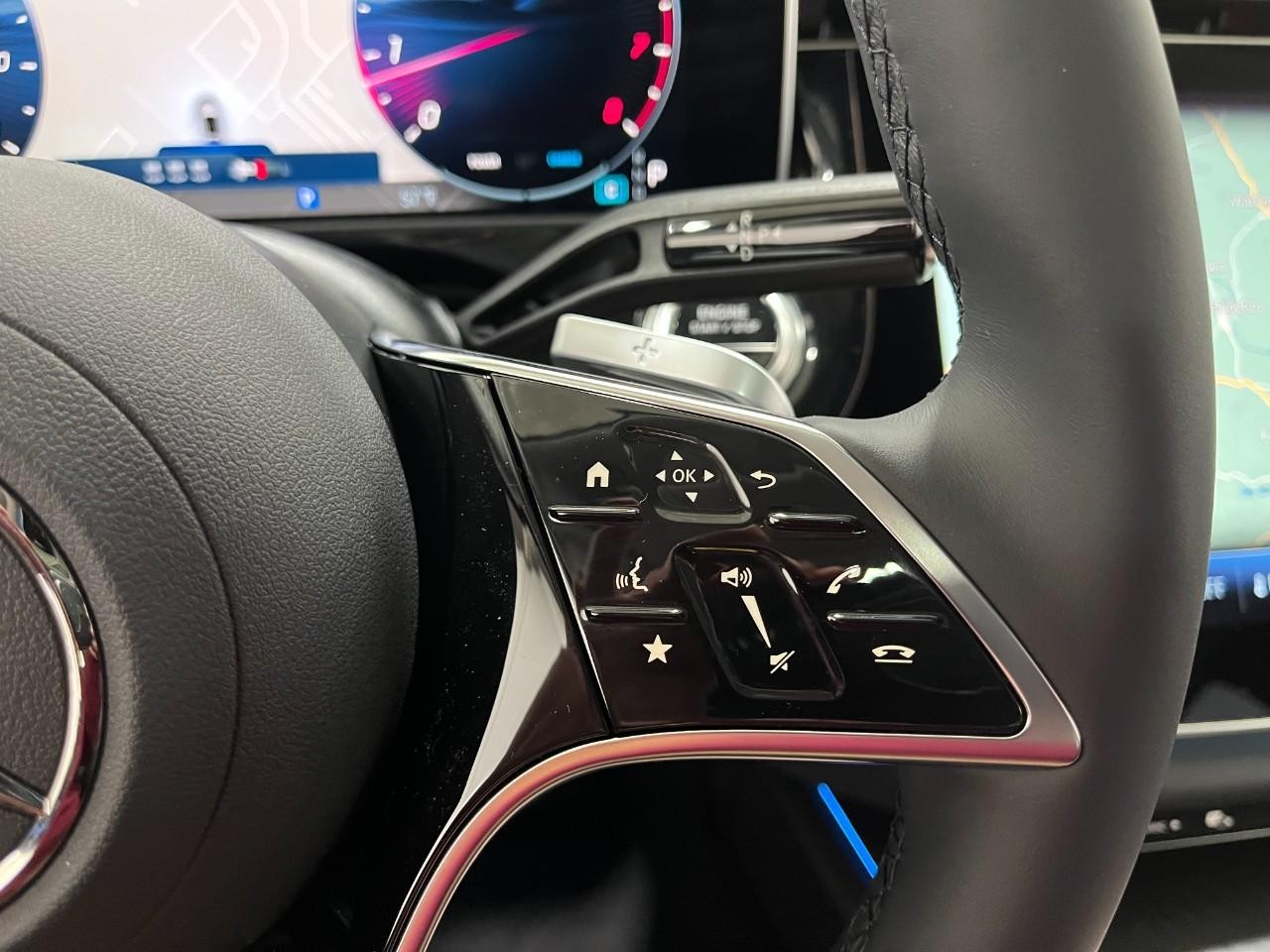 Mercedes-Benz E-Class Vehicle Full-screen Gallery Image 23