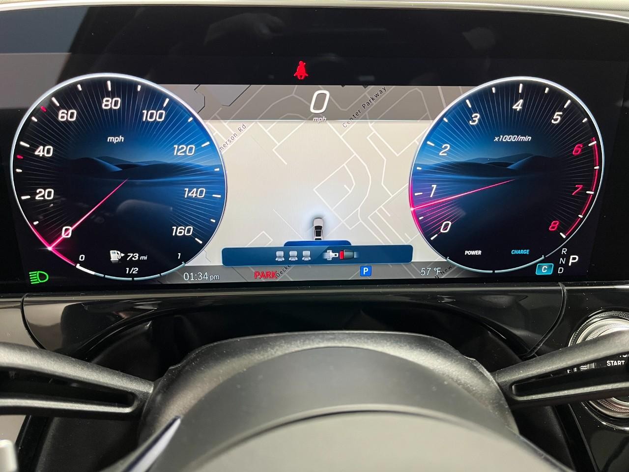 Mercedes-Benz E-Class Vehicle Full-screen Gallery Image 24