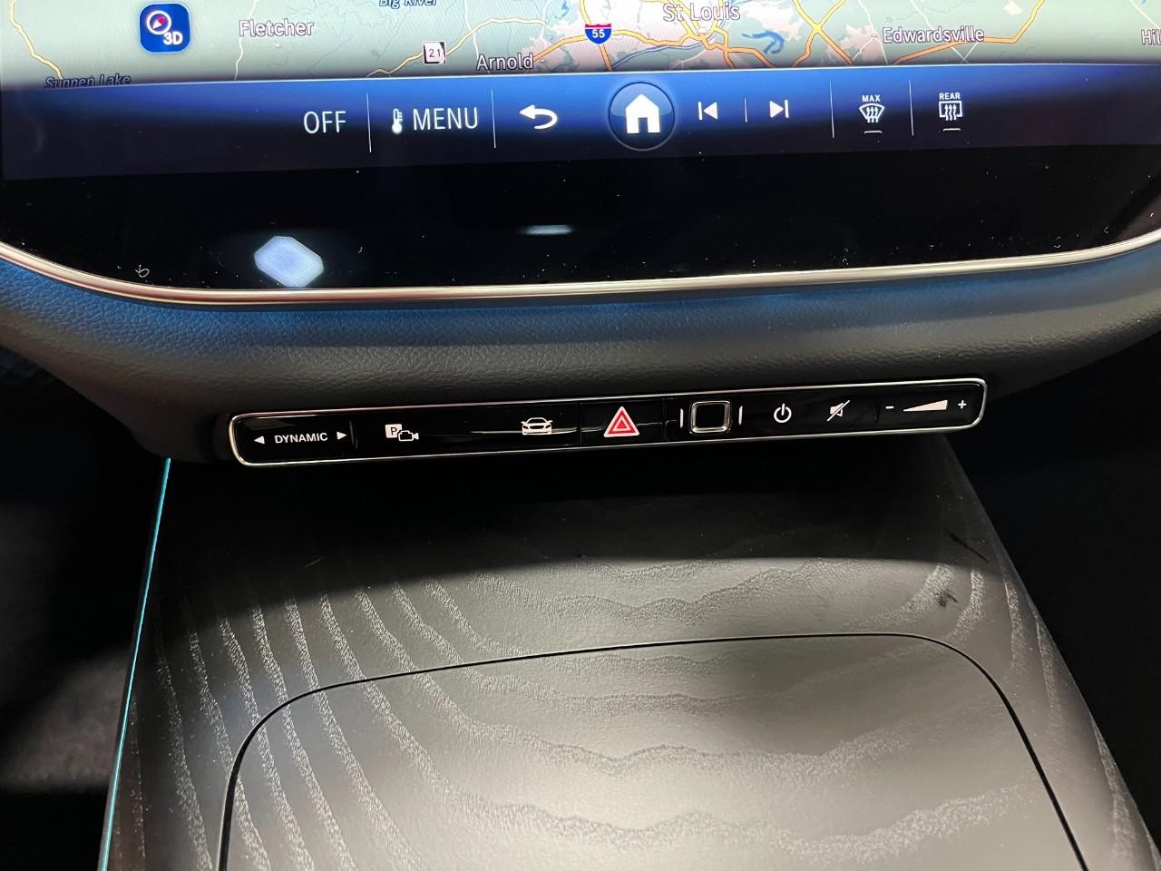 Mercedes-Benz E-Class Vehicle Full-screen Gallery Image 27