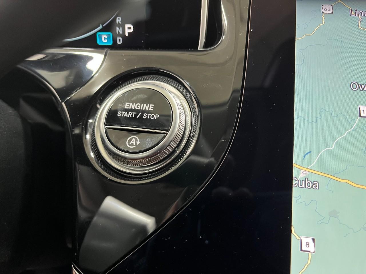 Mercedes-Benz E-Class Vehicle Full-screen Gallery Image 28