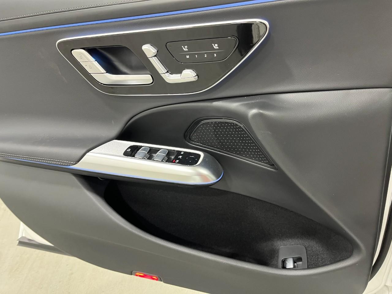 Mercedes-Benz E-Class Vehicle Full-screen Gallery Image 29