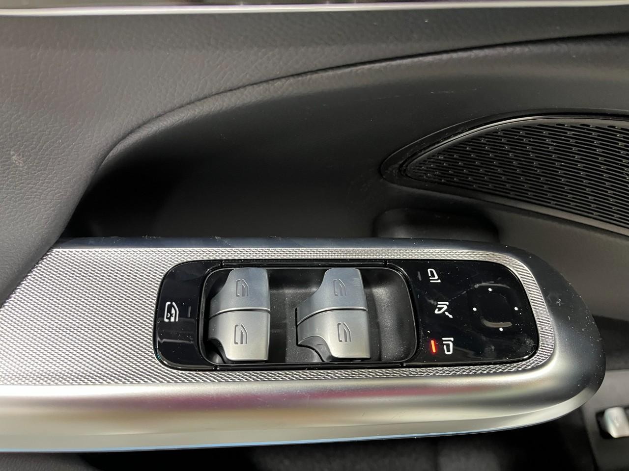 Mercedes-Benz E-Class Vehicle Full-screen Gallery Image 32