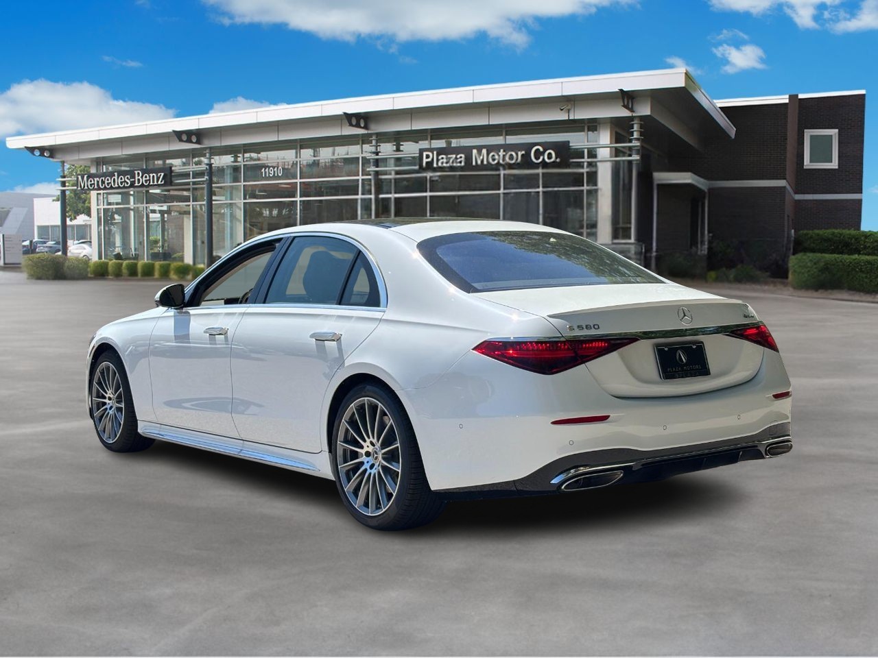 Mercedes-Benz S-Class Vehicle Full-screen Gallery Image 3