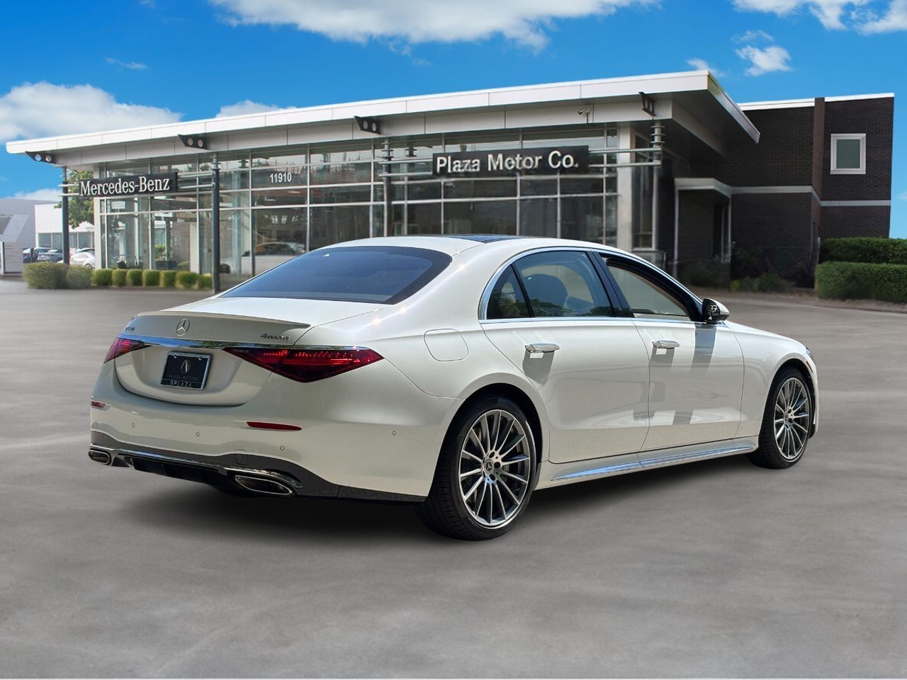 Mercedes-Benz S-Class Vehicle Full-screen Gallery Image 4