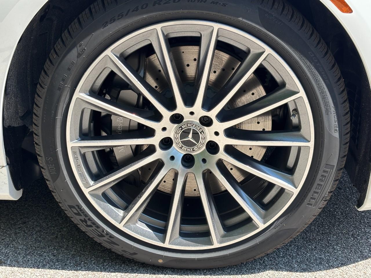 Mercedes-Benz S-Class Vehicle Full-screen Gallery Image 5