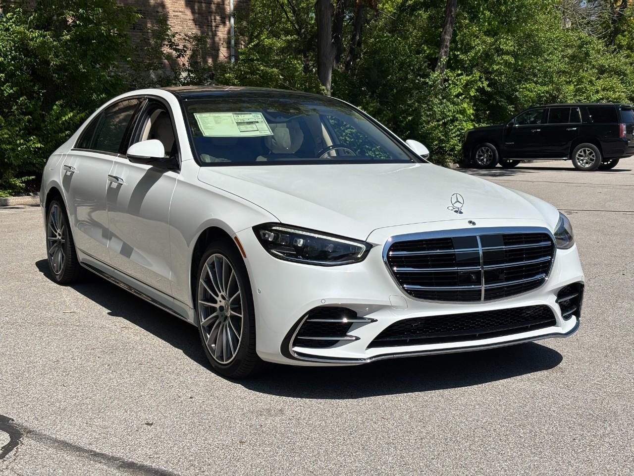 Mercedes-Benz S-Class Vehicle Full-screen Gallery Image 6