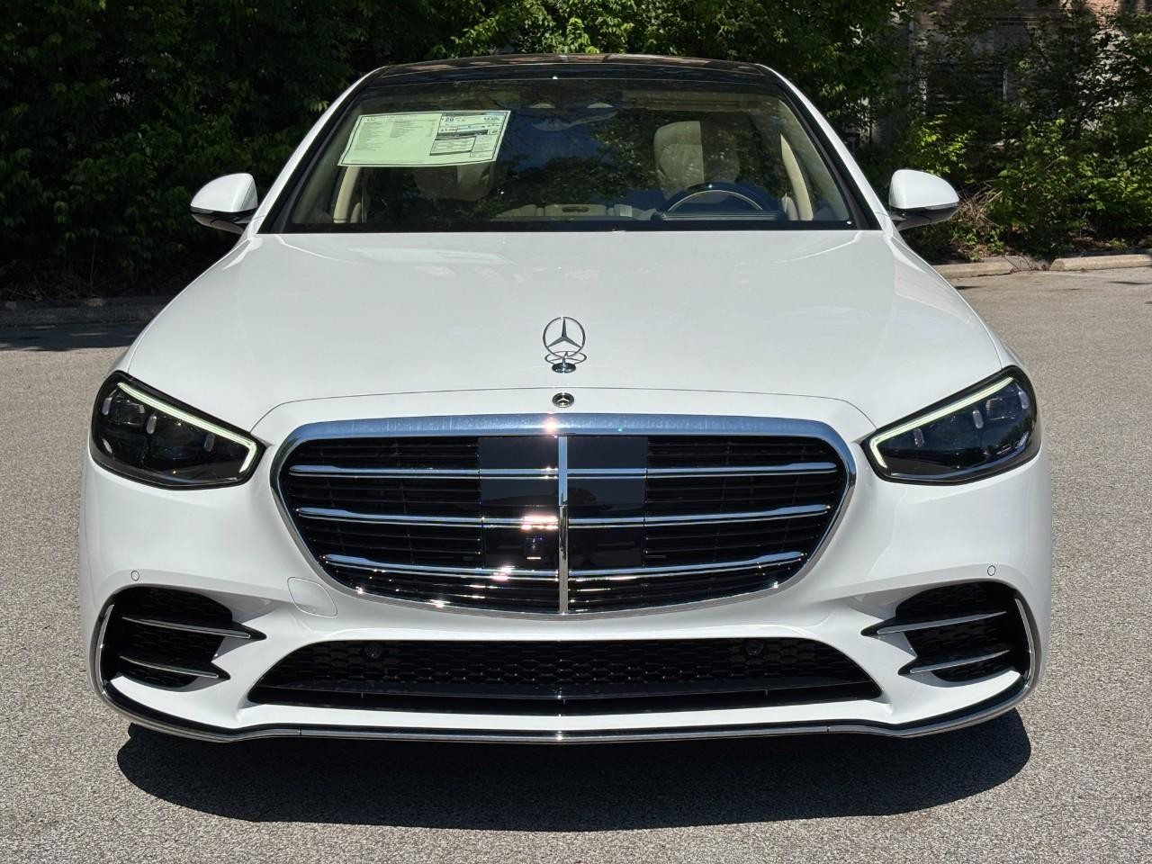 Mercedes-Benz S-Class Vehicle Full-screen Gallery Image 7