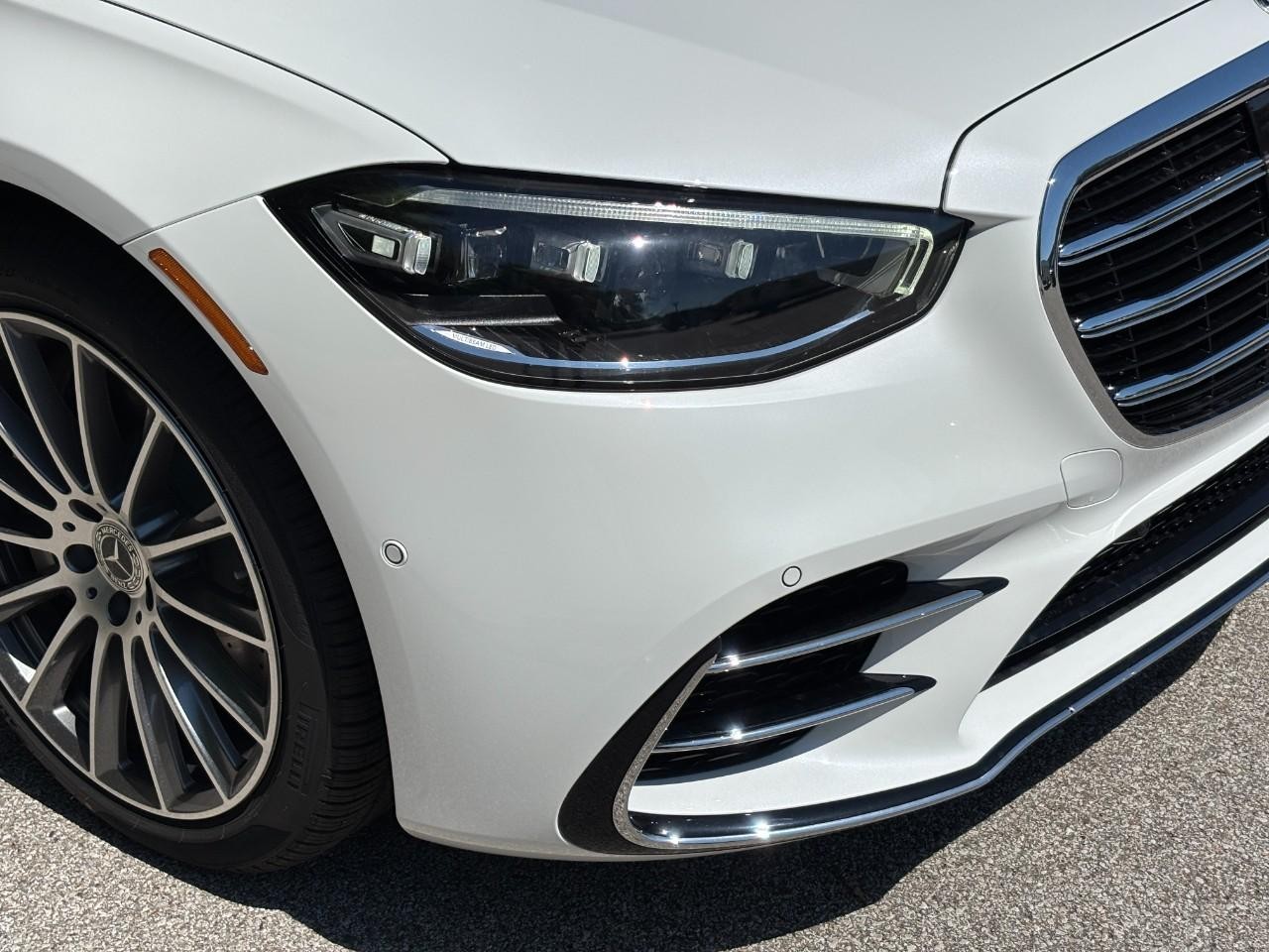 Mercedes-Benz S-Class Vehicle Full-screen Gallery Image 8