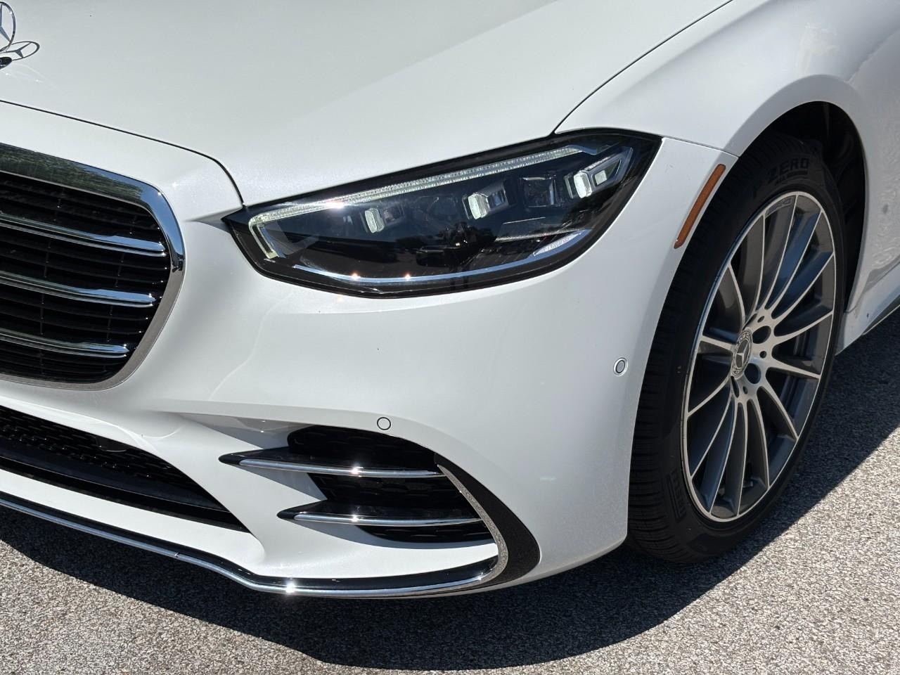 Mercedes-Benz S-Class Vehicle Full-screen Gallery Image 9