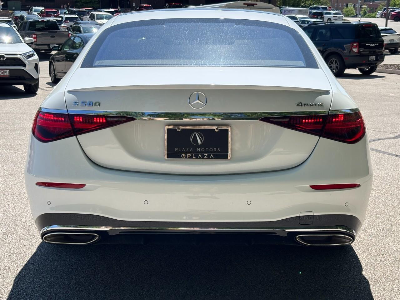 Mercedes-Benz S-Class Vehicle Full-screen Gallery Image 10