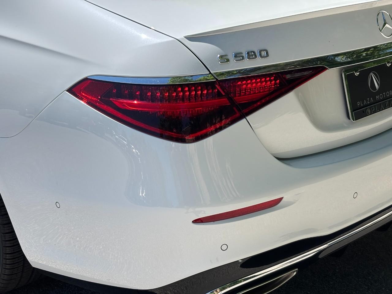 Mercedes-Benz S-Class Vehicle Full-screen Gallery Image 11