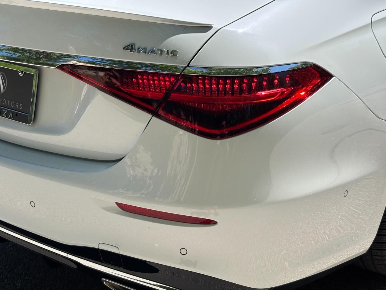 Mercedes-Benz S-Class Vehicle Full-screen Gallery Image 12