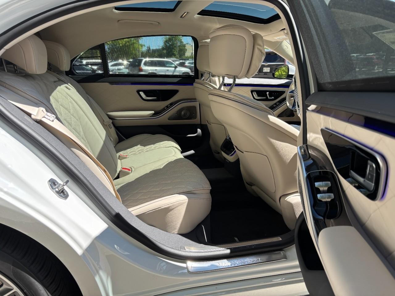 Mercedes-Benz S-Class Vehicle Full-screen Gallery Image 13